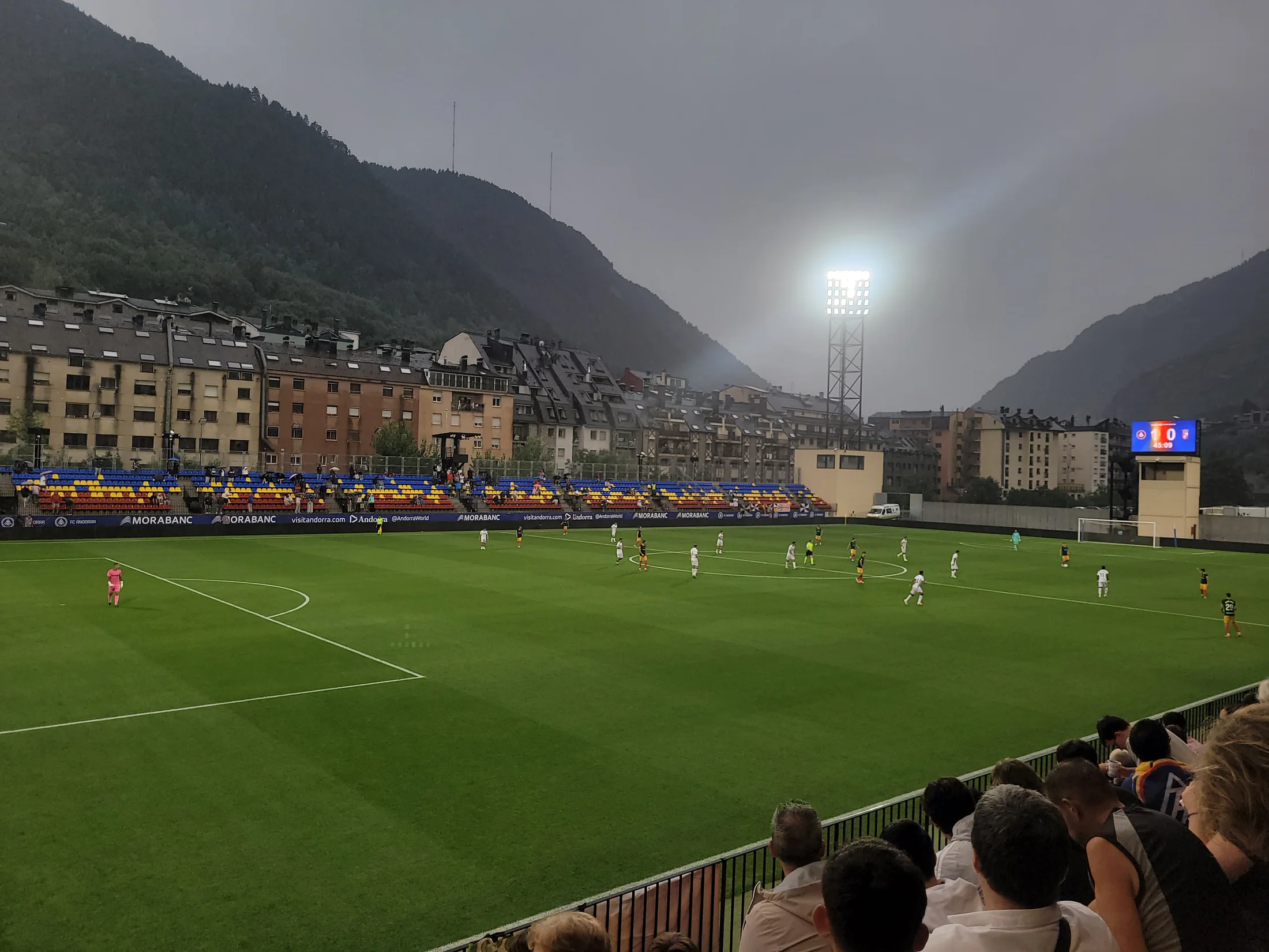 FC Andorra tegen AD Ceuta in een regenachtig Encamp