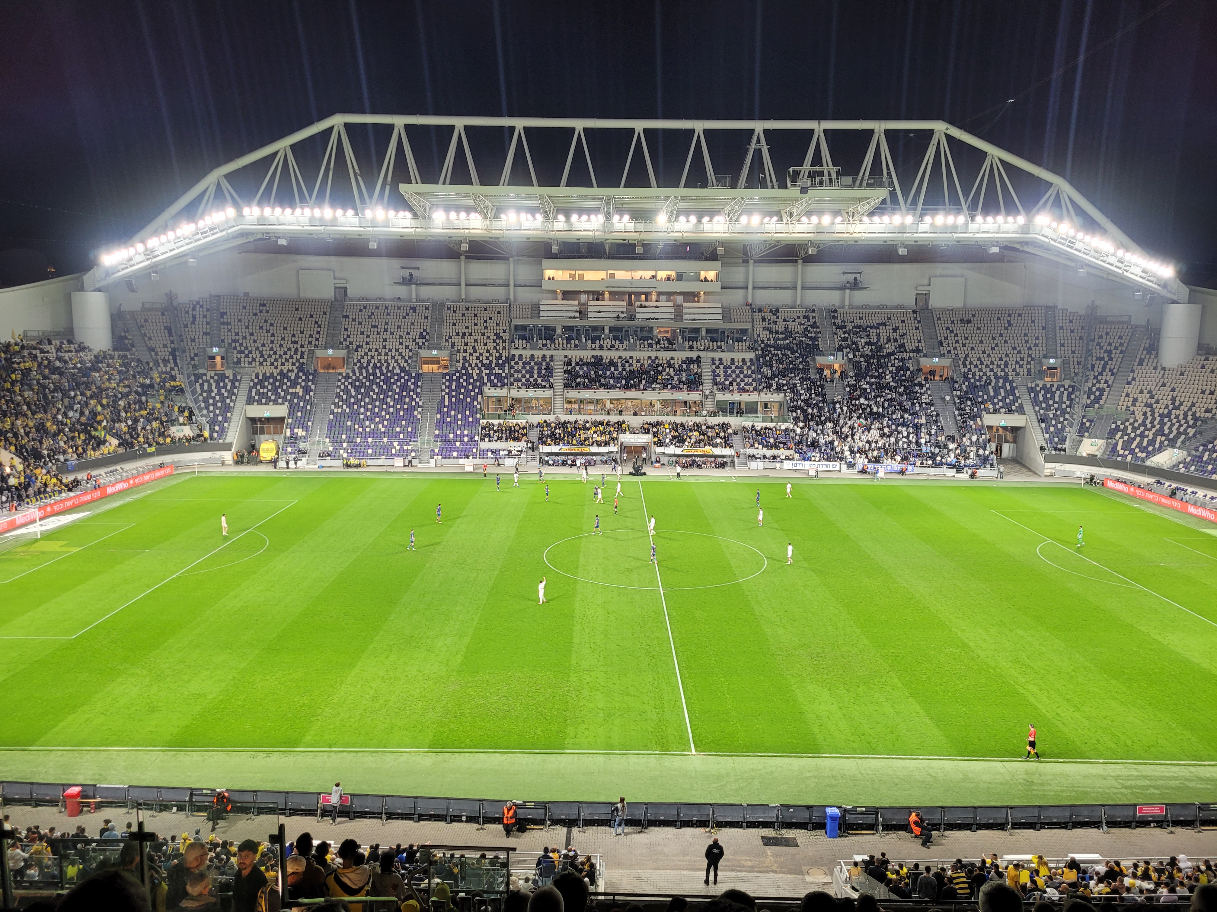 Avondwedstrijd in Bloomfield Stadium